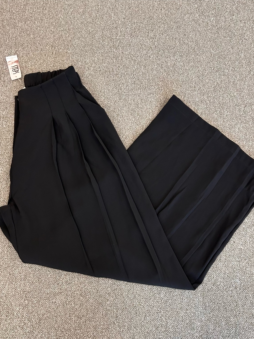 Black pleated wide-leg trousers